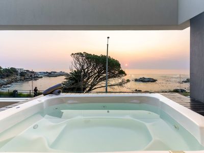 Amashe – Luxury Apartment with jacuzzi & sea views