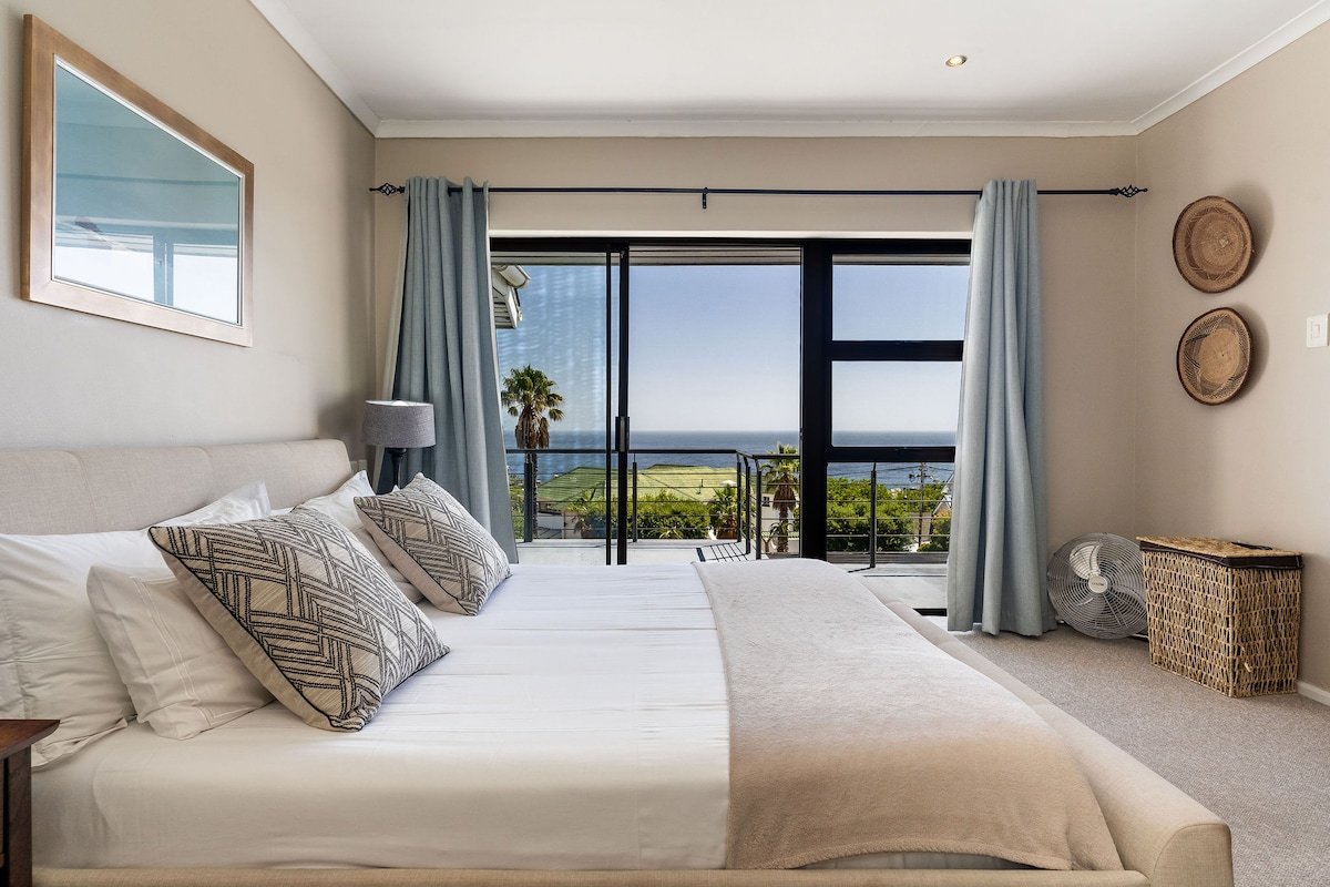 Contemporary Holiday Home on Camps Bay Beach gallery image 5