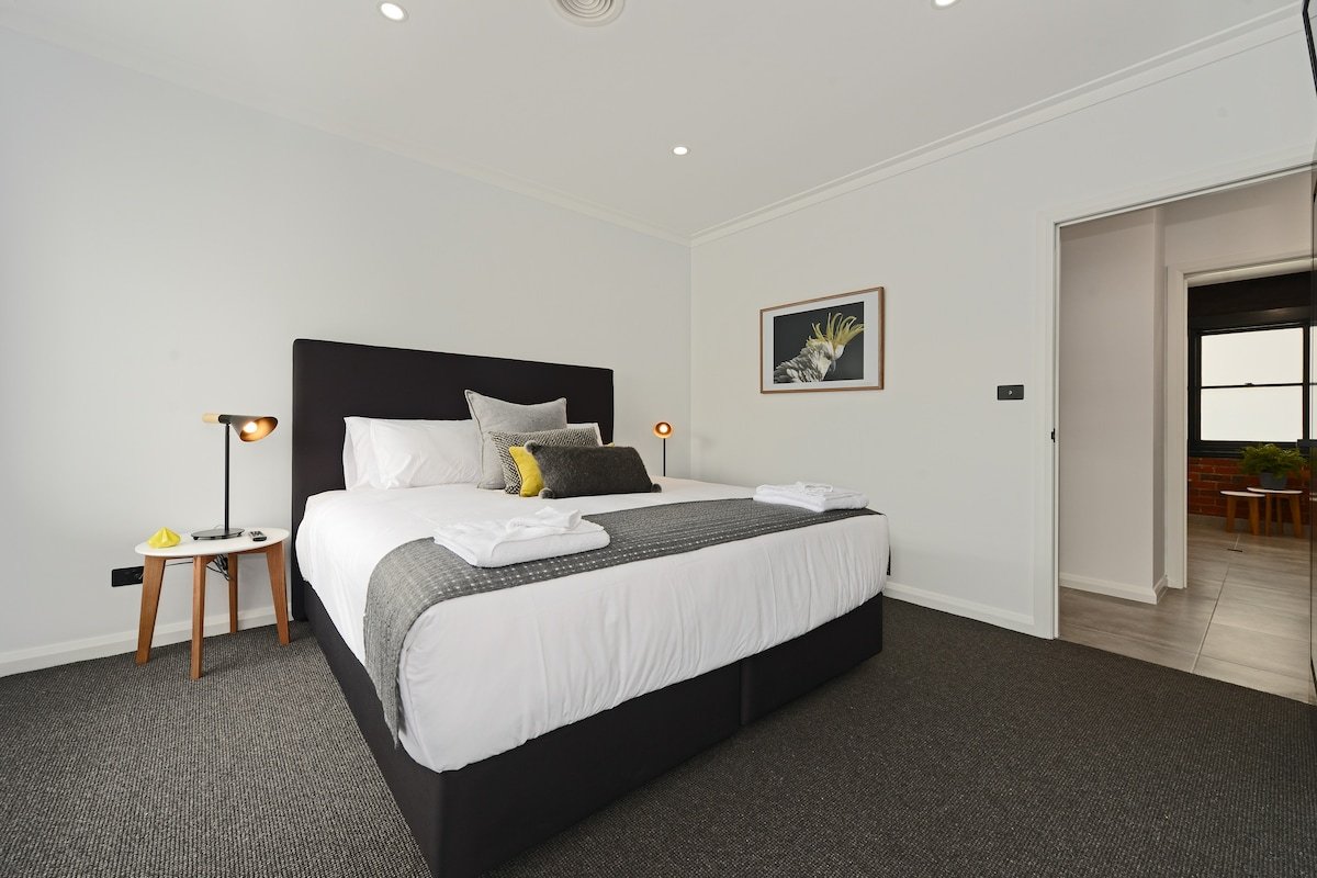 Designer Living within Historic Art Deco Building gallery image 5