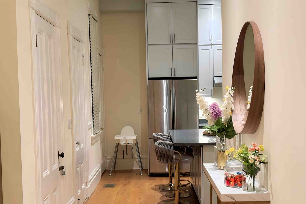 Modern Victorian retreat in downtown SF + Cinema gallery image 5