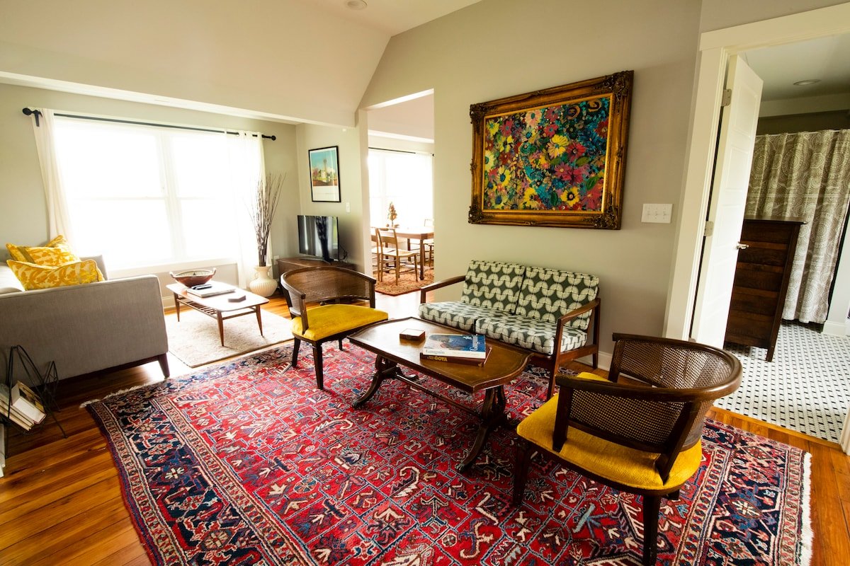 Historic duplex: King beds, walk downtown +parking gallery image 3