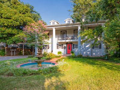 The Azalea Main House, central, King beds, 2 acres