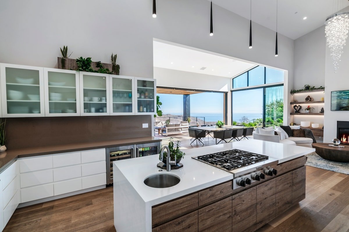 Spectacular Ocean and Mountain View Luxury Home gallery image 3