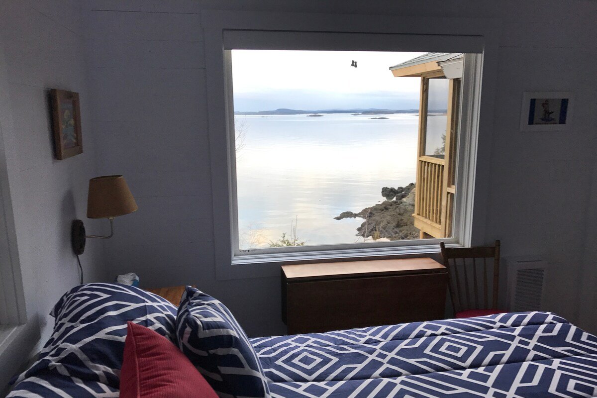 Whale of a View Oceanfront Cottage! Amazing views! gallery image 3