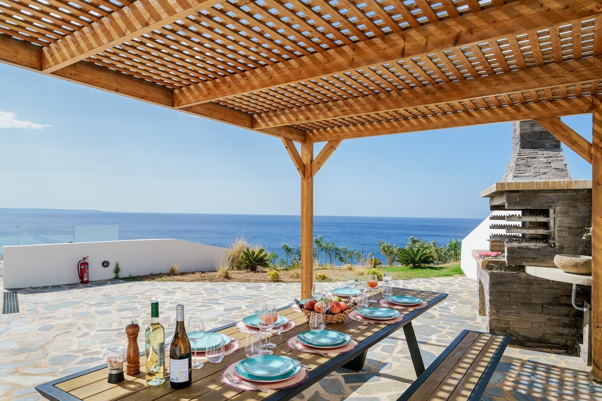 Beachfront Luxury Villa: Heated Pools, Gym & BBQ gallery image 4