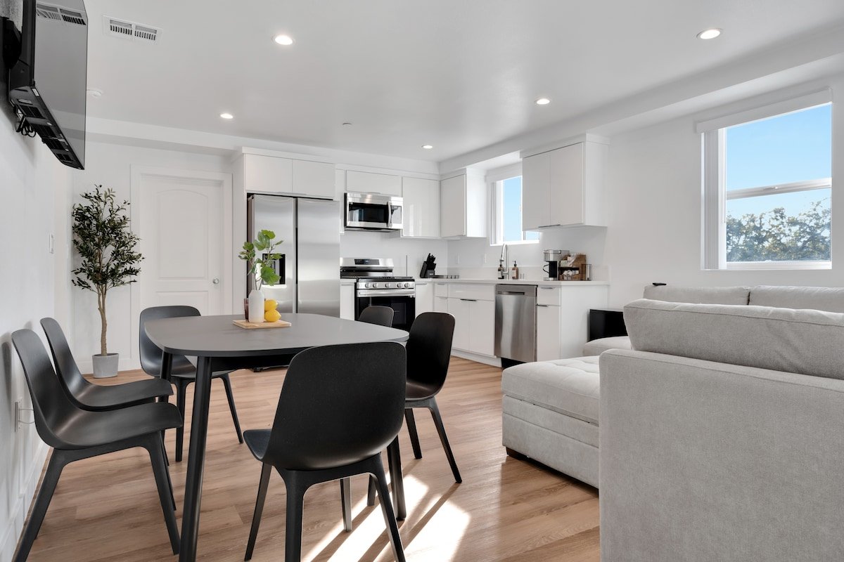 Stylish MidCity Home Near USC gallery image 4