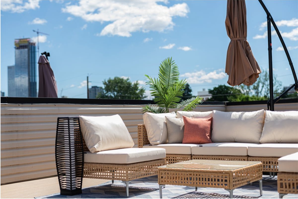 NEW LUX 3BR w/ FREE Parking & Rooftop Mins to NYC! gallery image 3