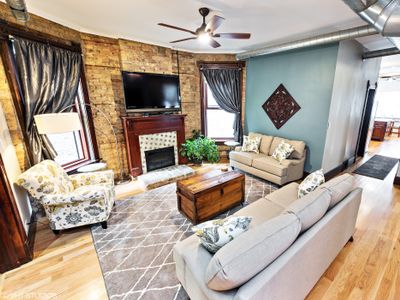 WrigleyVilla – 1/2 Block From Wrigley Field!