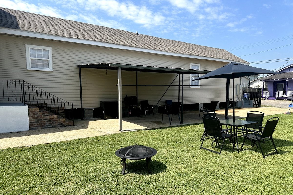 Luxury Style 4-bedrooms and 2 bathrooms gallery image 2