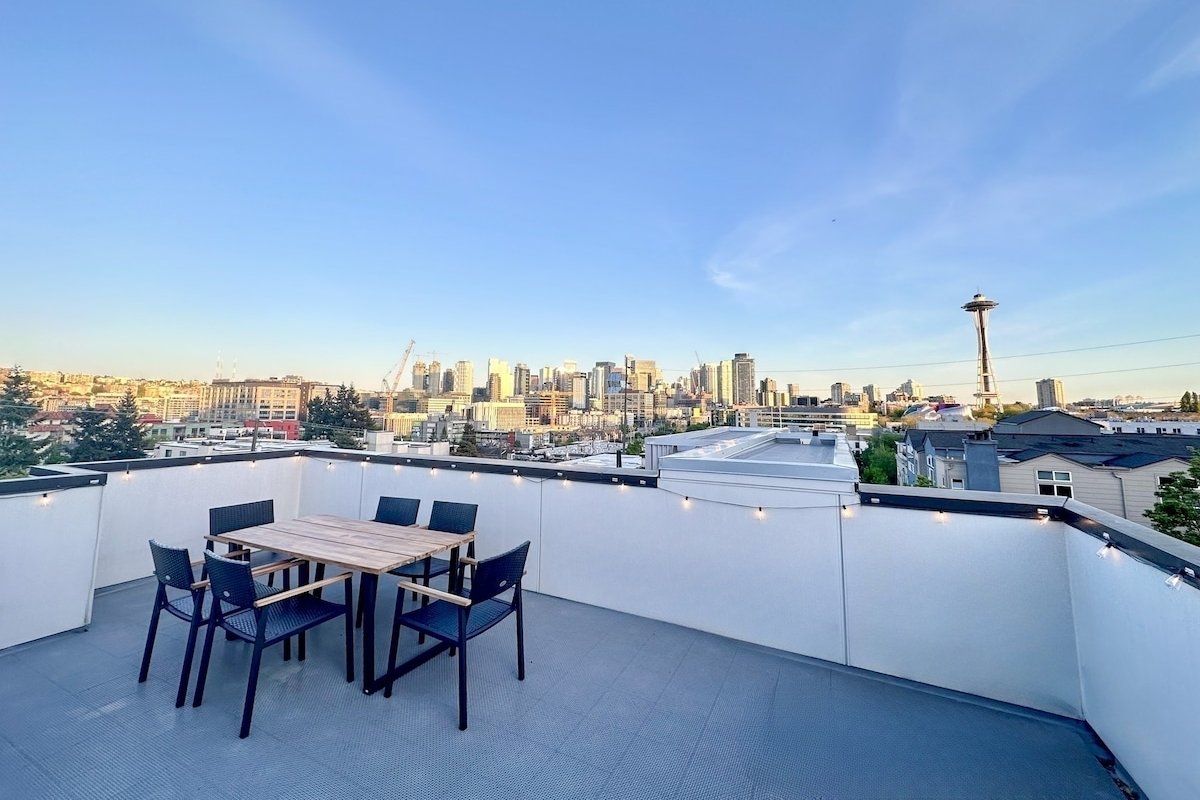 SEA BEST | Space Needle Views | Walkable | Parking gallery image 2