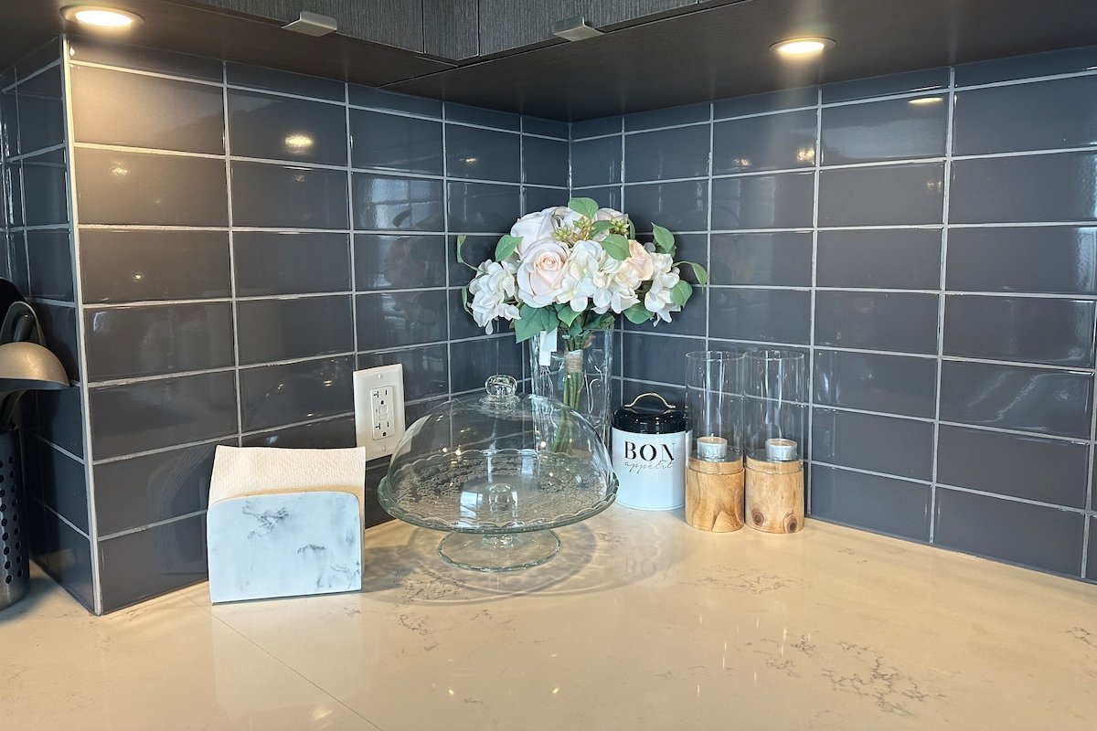 Exec 2 BD, 2 BATH suite in Yorkville (Parking inc) gallery image 4