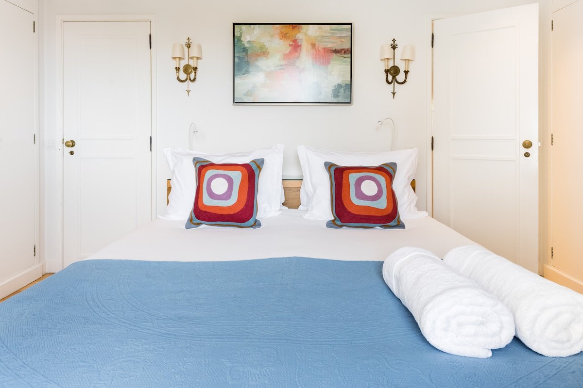 Estoril Luminous Villa Close to the Sea Heated Pool gallery image 5