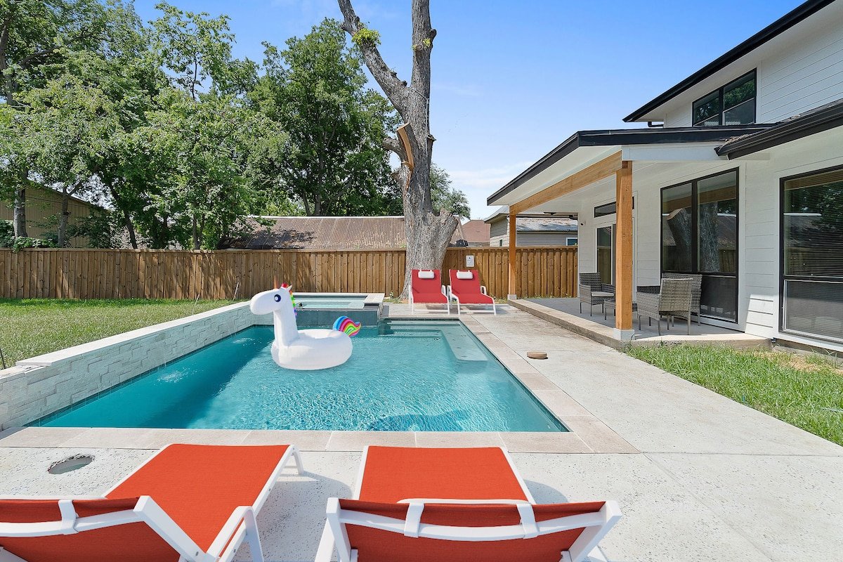 Family Retreat Heated Pool & Hot Tub Near Downtown gallery image 2