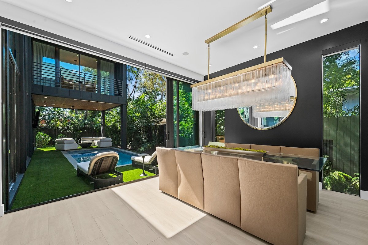 PRISTiNE New Build Mansion! 2 Masters&Heated Pool