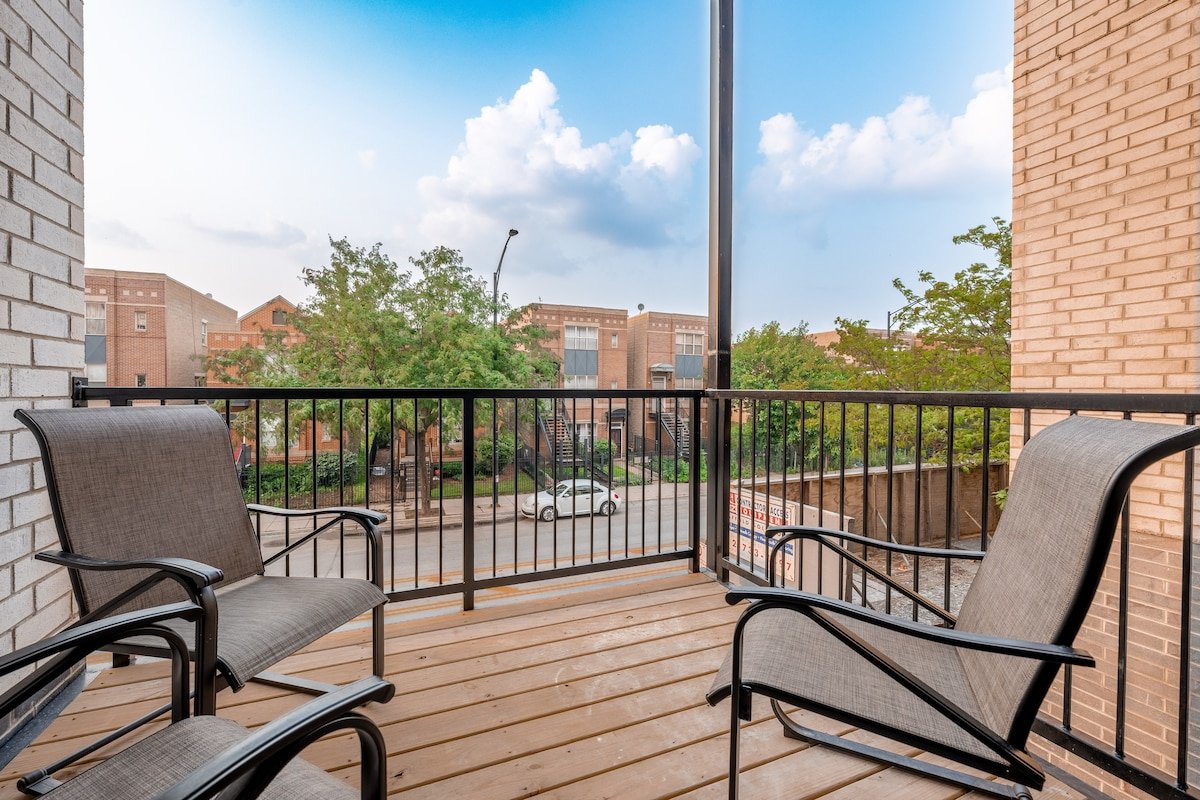 Sleeps 12 | Free Parking | Rooftop | Near Downtown gallery image 4