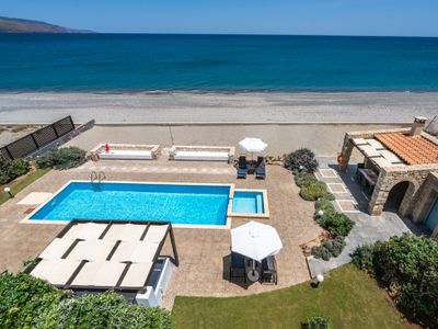 Beachfront villa w/private pool, ping pong and BBQ