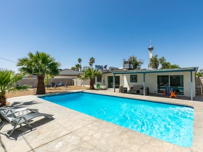 Cozy house with pool, 5 minute dr to the strip.