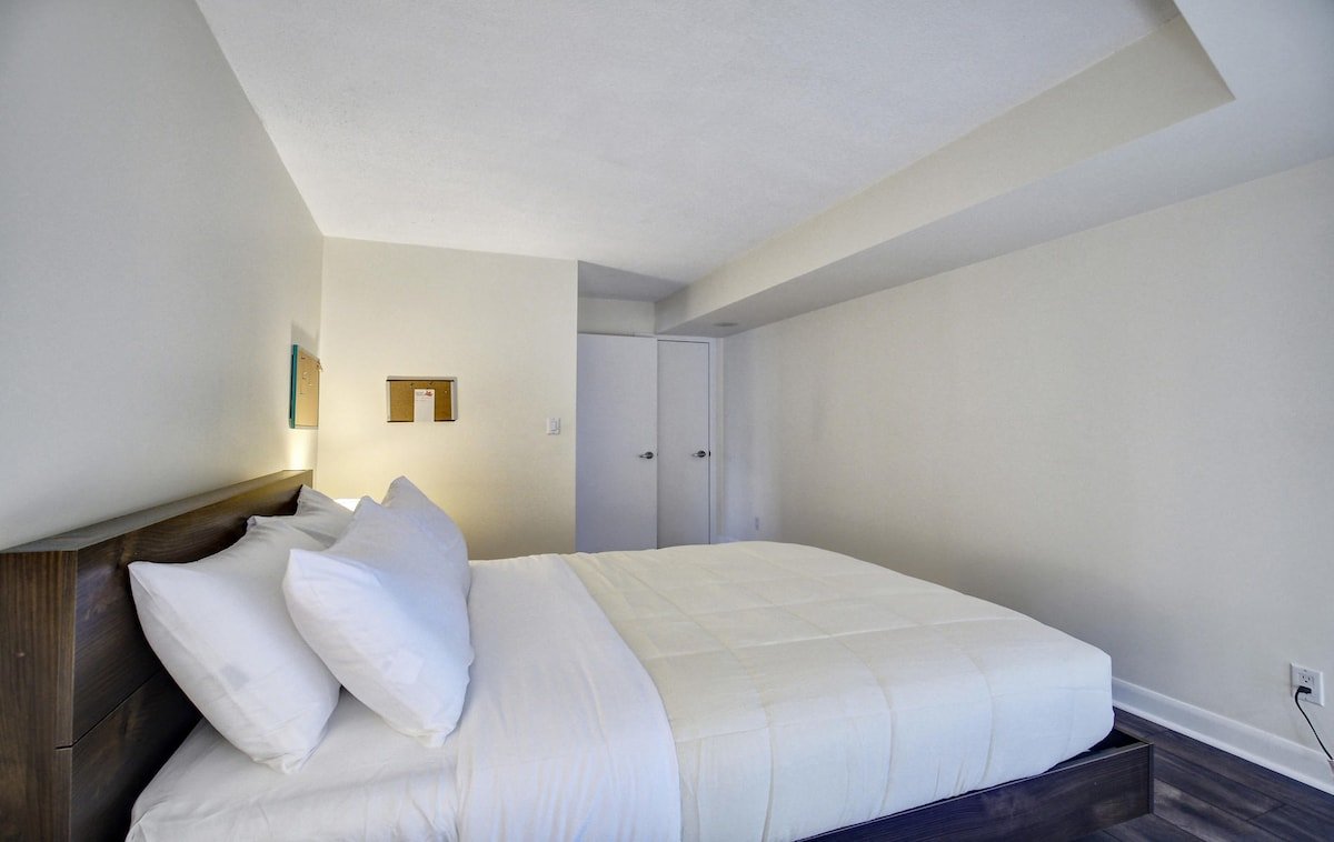 *Cool&Contemporary* Condo steps from Eaton Center gallery image 4