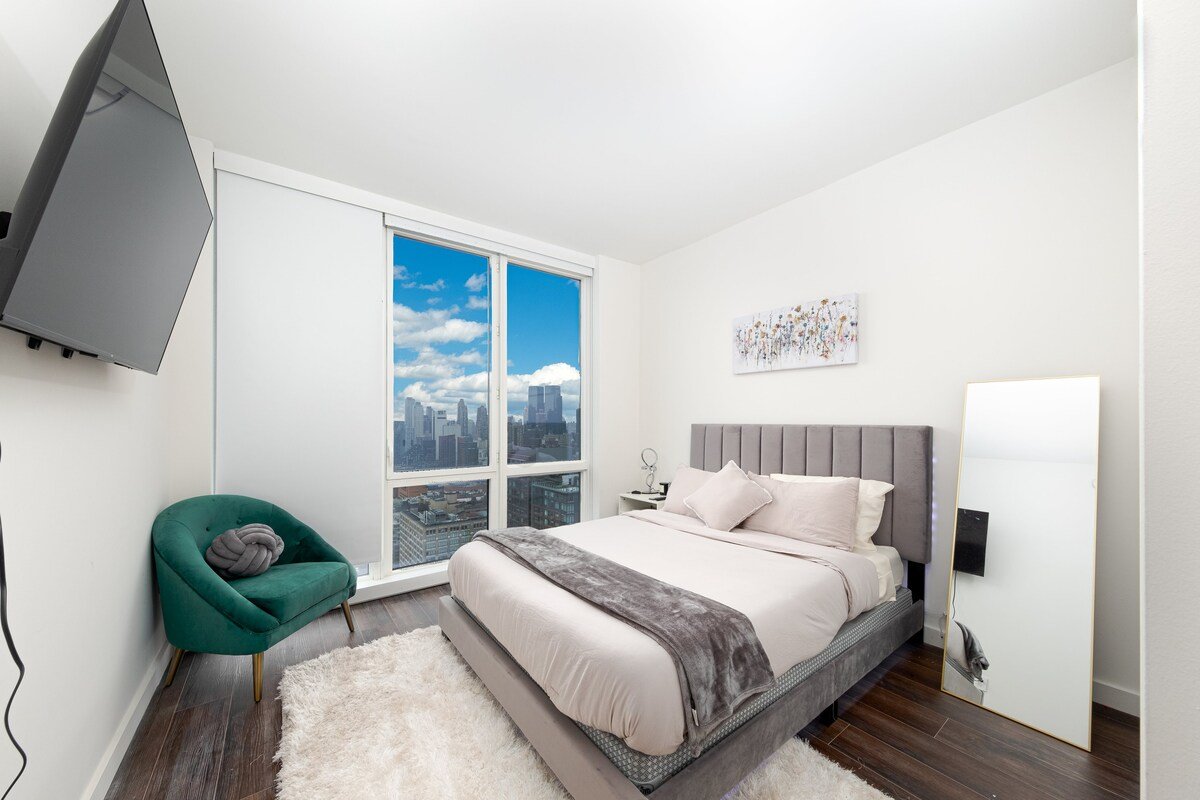 Lavishly styled 2 bedroom High-Rise Apartment gallery image 5