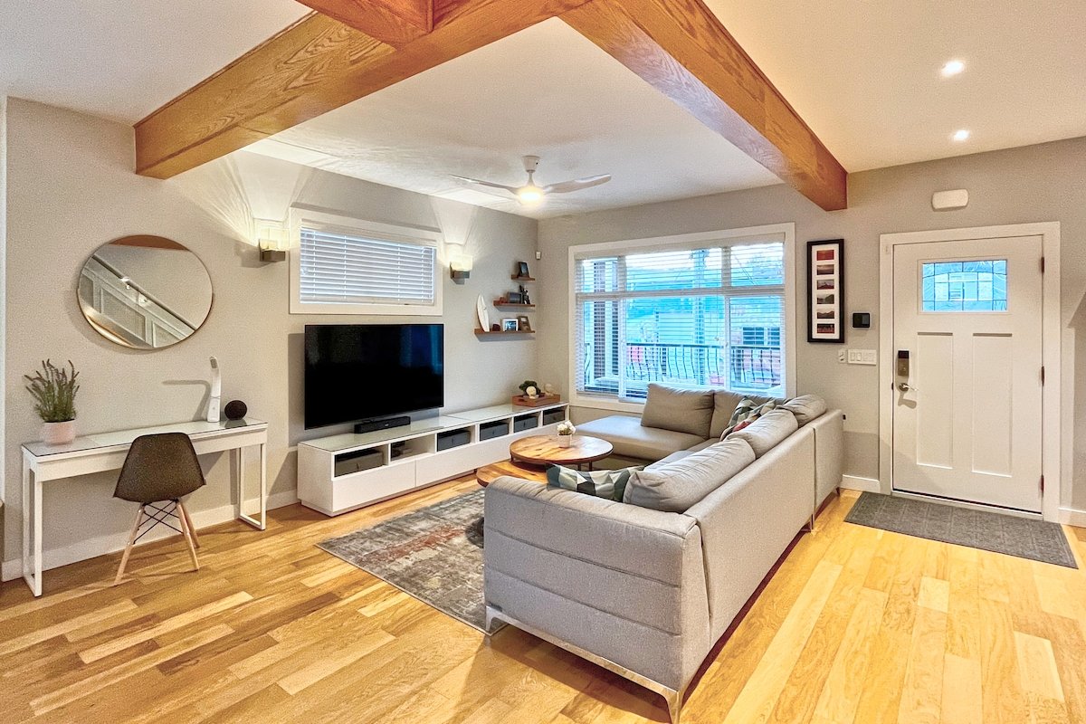 Luxury Home on the Drive with AC, Family-Friendly gallery image 5