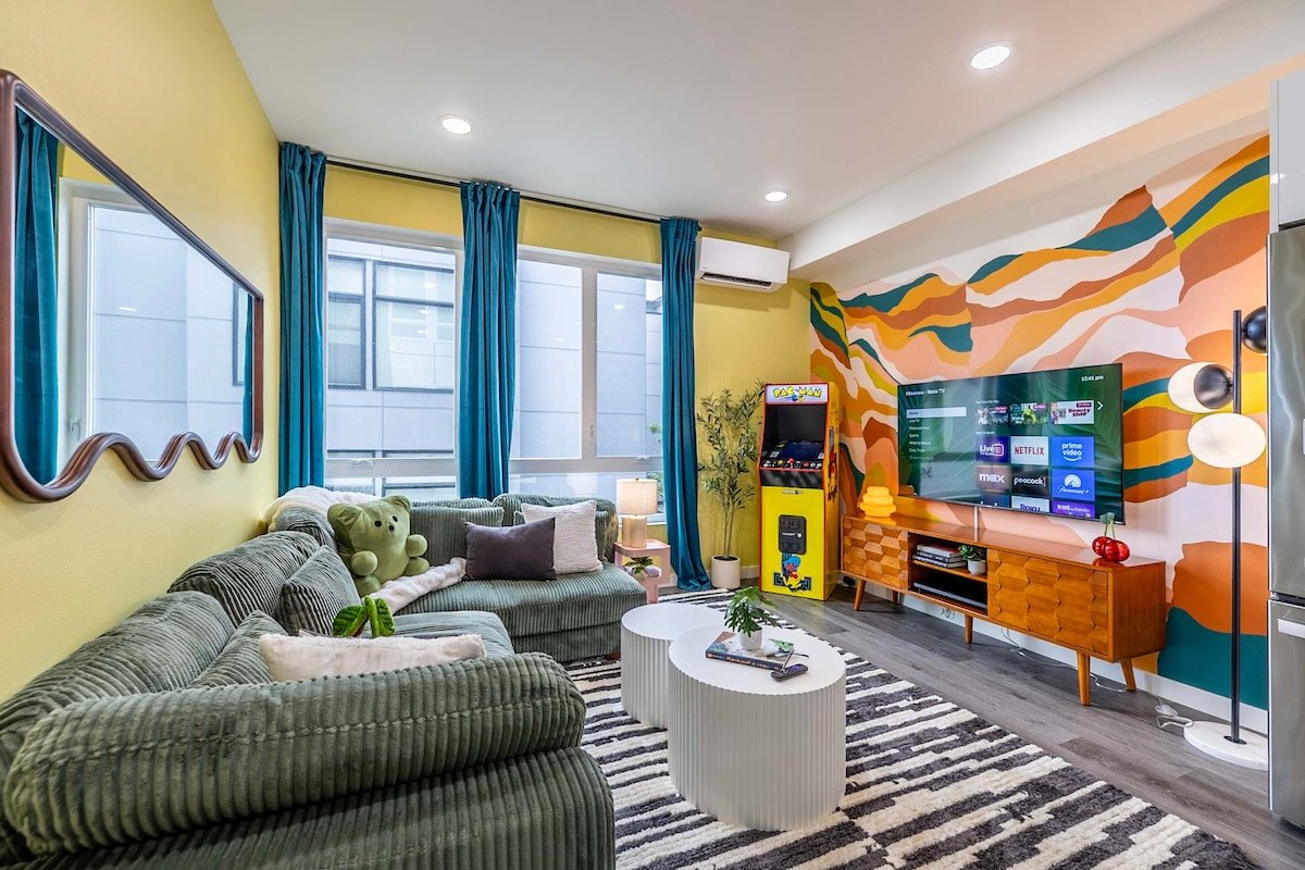 Rooftop Movie Theater | King Bed | Arcade | BBQ gallery image 3