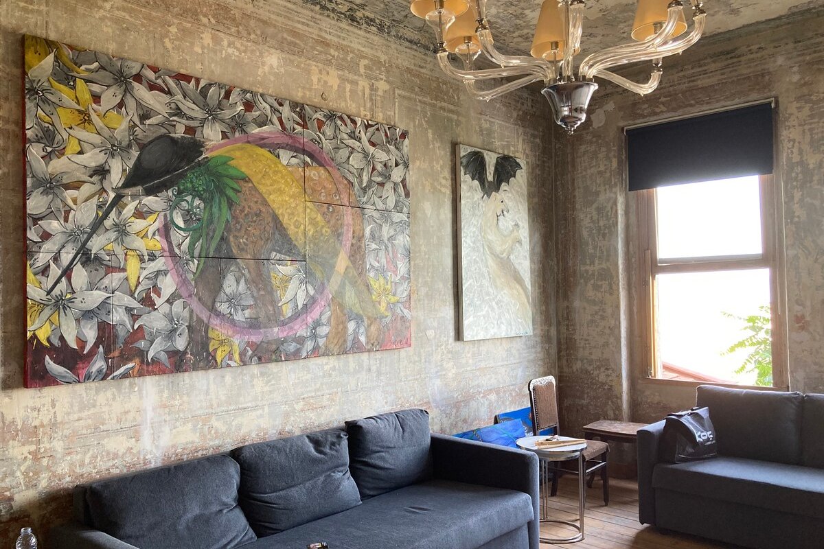 .Beautiful huge unit with lots of art on the wall gallery image 2