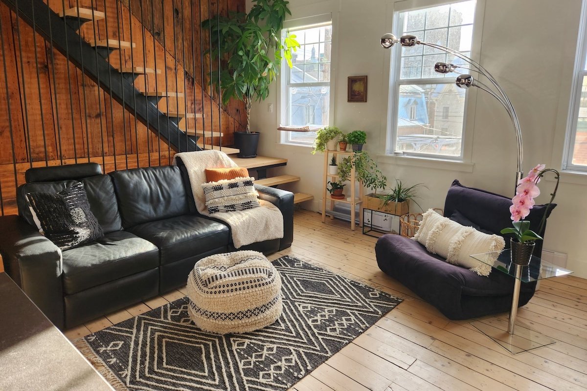 Appartement chaleureux avec foyer intérieur gallery image 2