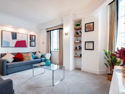 Stylish Penthouse in Trafalgar Square