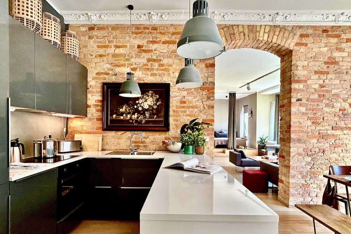 “BIG + Beautiful” – central 5 BR / 3Bath + balcony gallery image 3