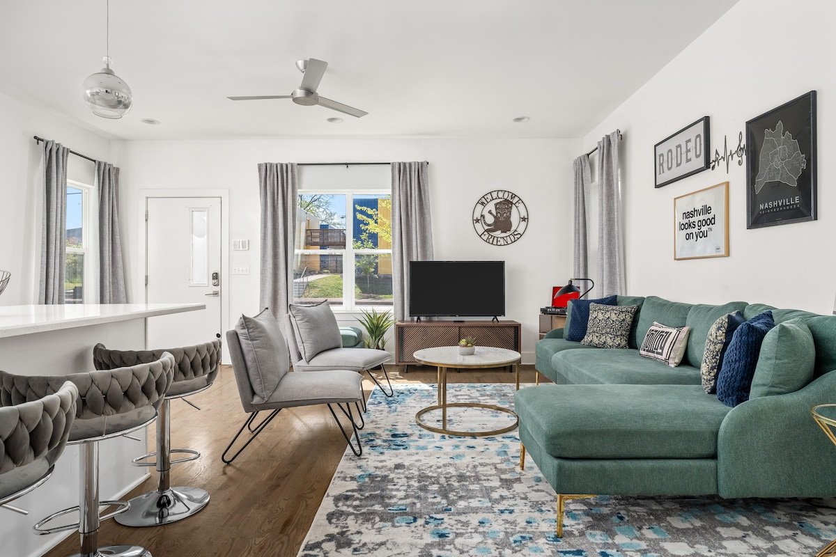 Stylish & Spacious | 8 Q/K Beds | Mins to Broadway gallery image 5