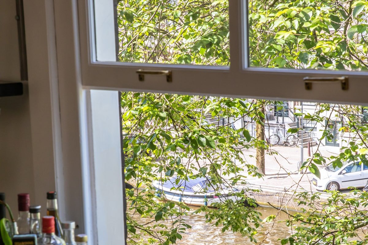 Historic canal-side apartment in Central Amsterdam gallery image 5