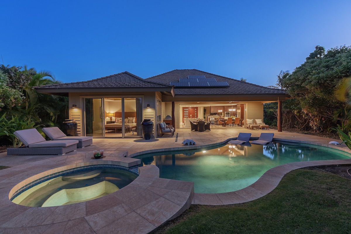 Beautiful 3 Bedroom Home at KaMilo with Pool! gallery image 2