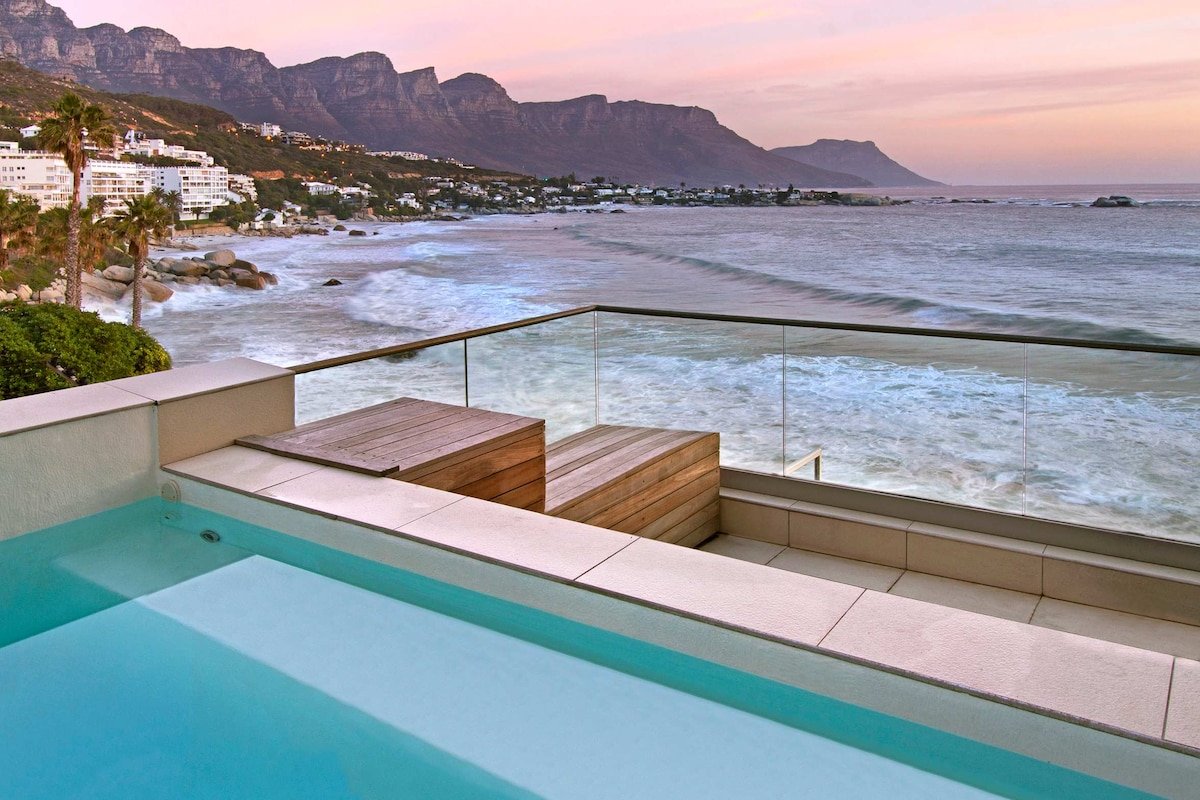 Clifton Views – Elegant Apt with pool & sea views gallery image 2