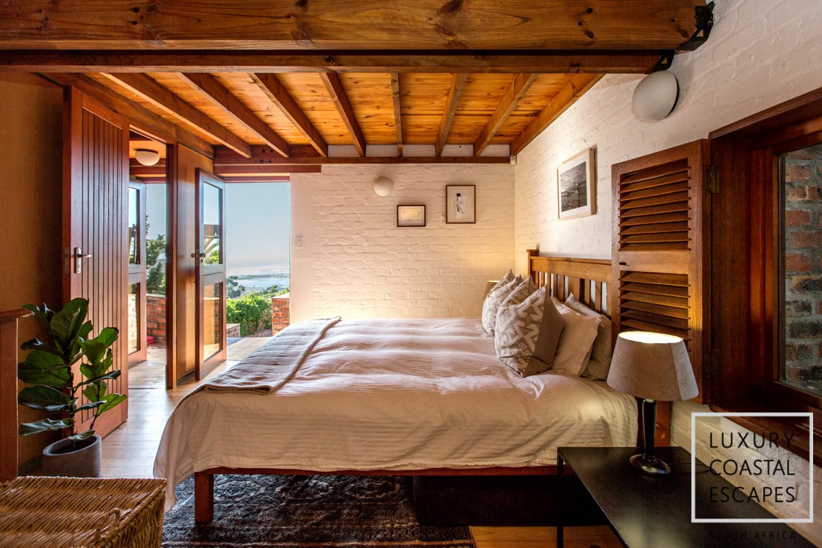 Prime Surf & Sunset views in unique Kommetjie home