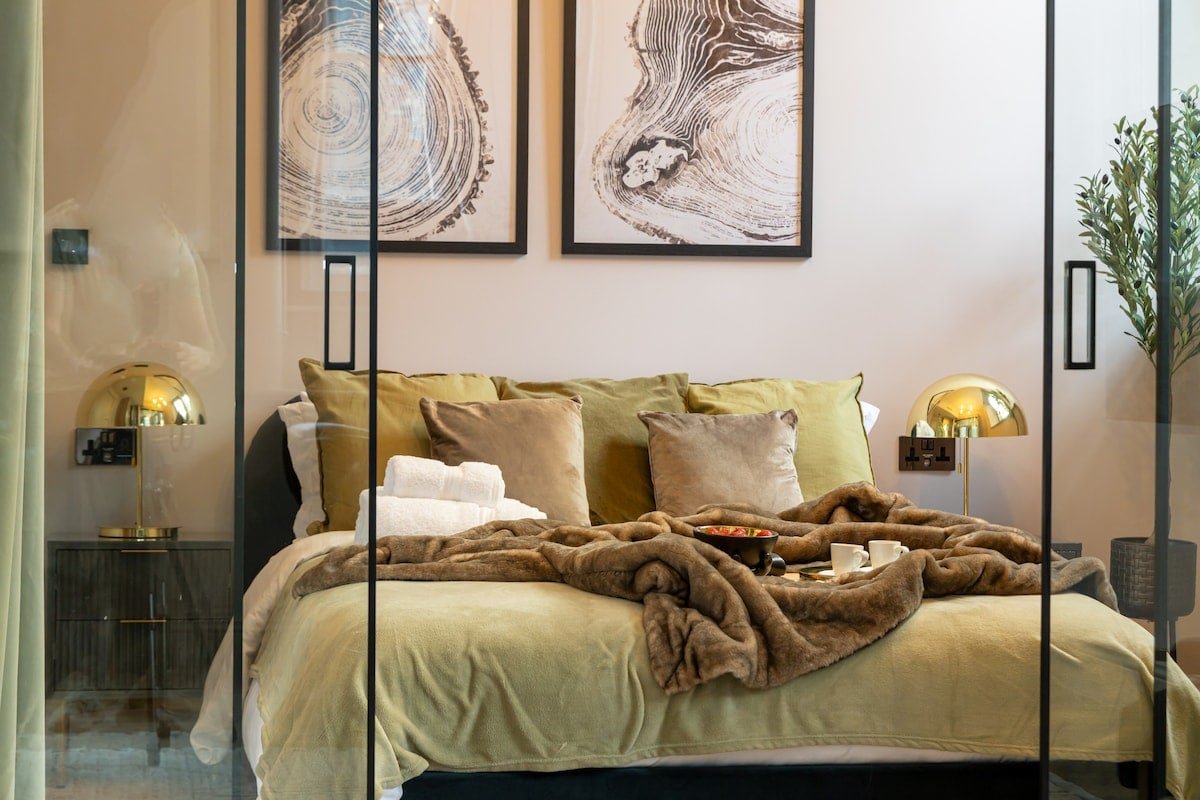 Elegant & Luxurious | Central Chinatown Residence gallery image 5