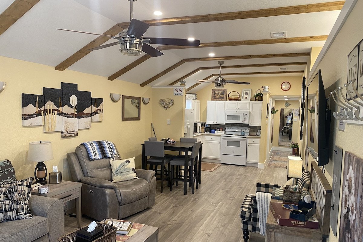 Cowtown Outpost-Less than 4 minutes to StockYards-