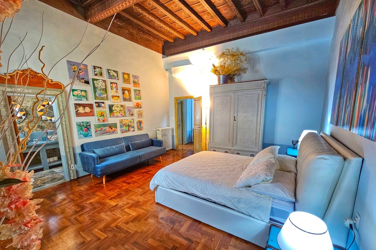 Luxury and large apartment a few steps from Duomo gallery image 5