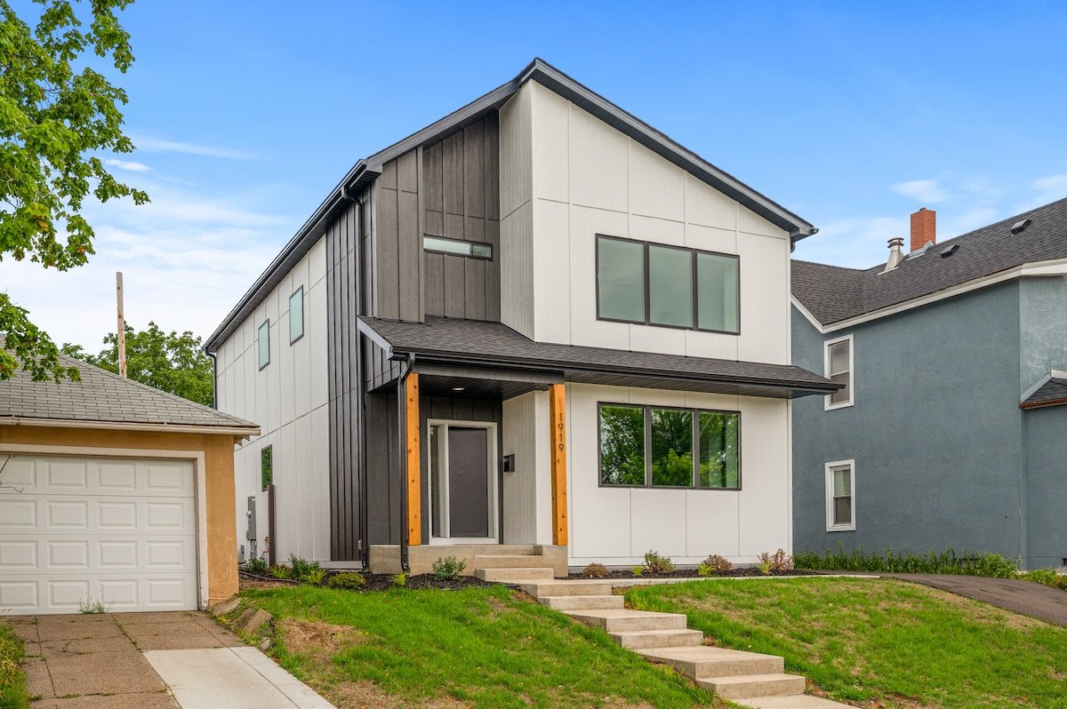 “MODERN MARVEL”- 2 KINGS, 2 QUEENS, 2 TWINS, 4 TVs gallery image 5