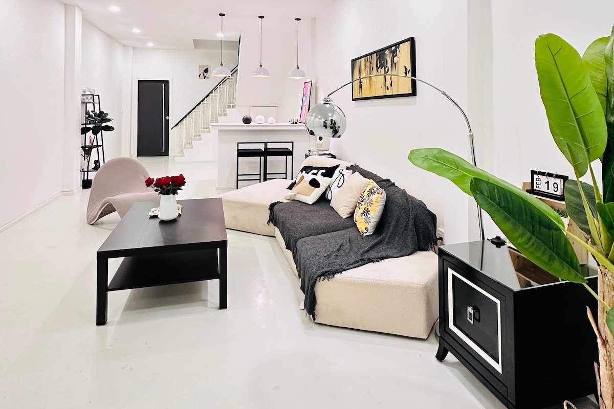 预定4晚免费接机/Silom/BTS步行7分钟/门口711便利店/卧室均带独立卫生间/最多可住13人 gallery image 2