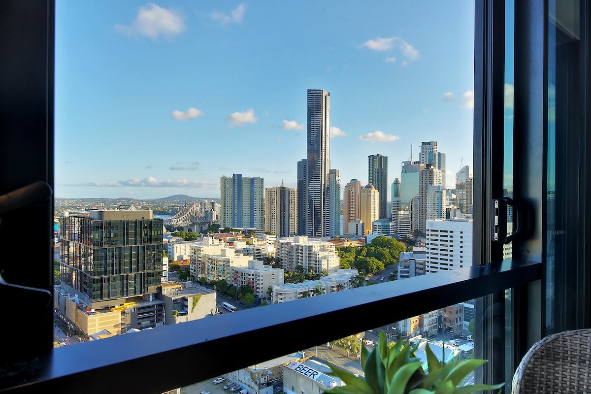 Skyline Serenity Luxury Apt with Free Parking gallery image 5