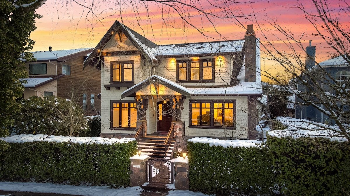 Original Versace House Vancouver 10min to Downtown