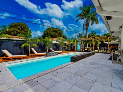Modern 4BR/Family Friendly/POOL House 5 mins Beach