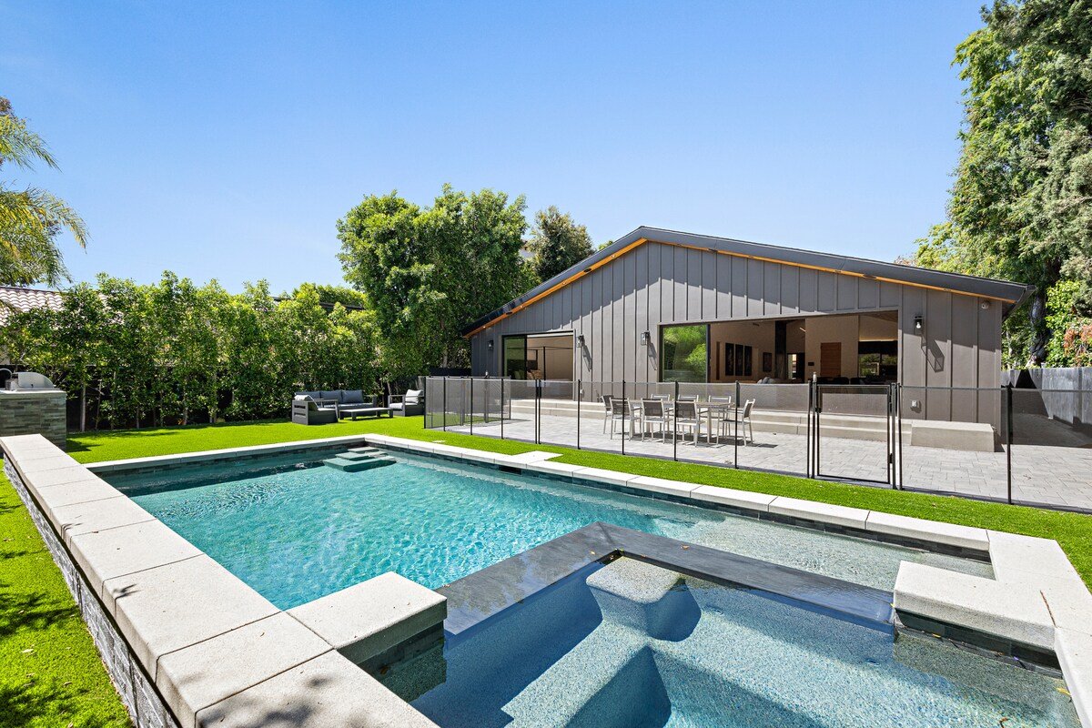 Modern Villa In Los Angeles gallery image 3