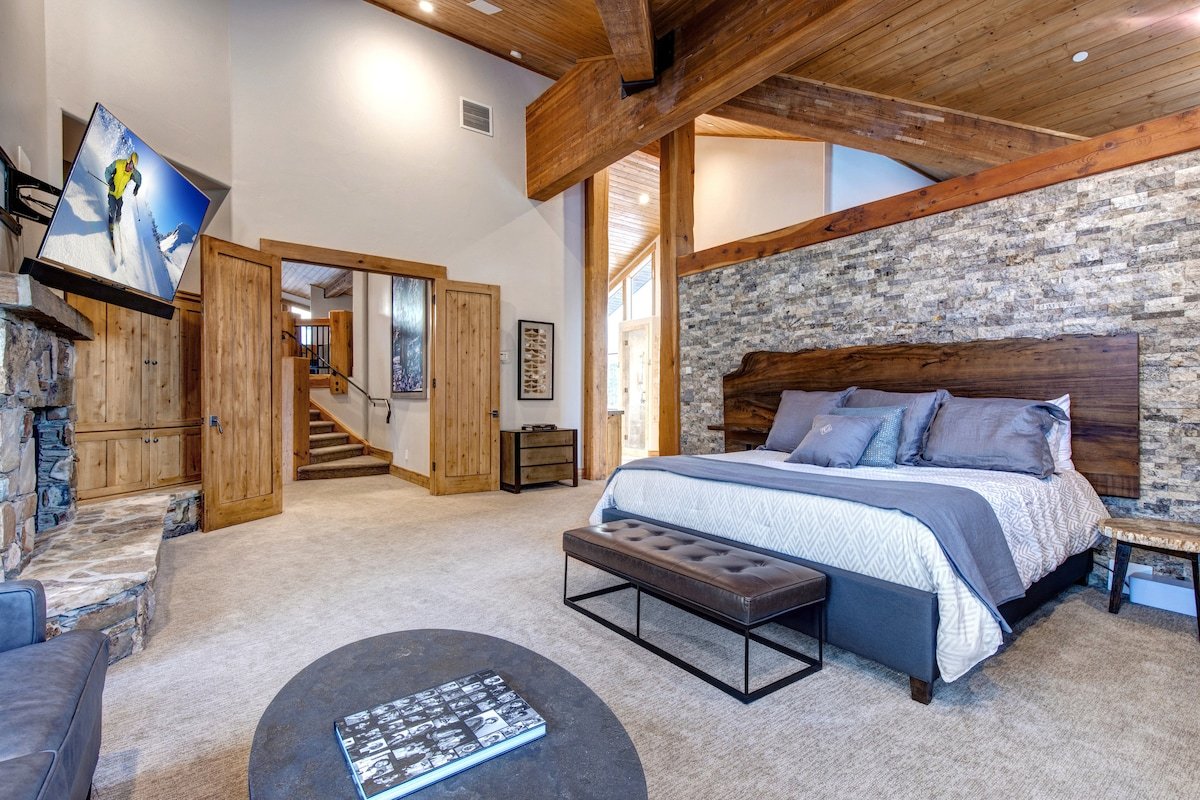 Upper Deer Valley Luxury w/ Hot Tub gallery image 4