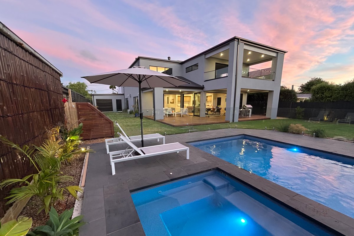 5 min walk to beach & shops. Pool + spa