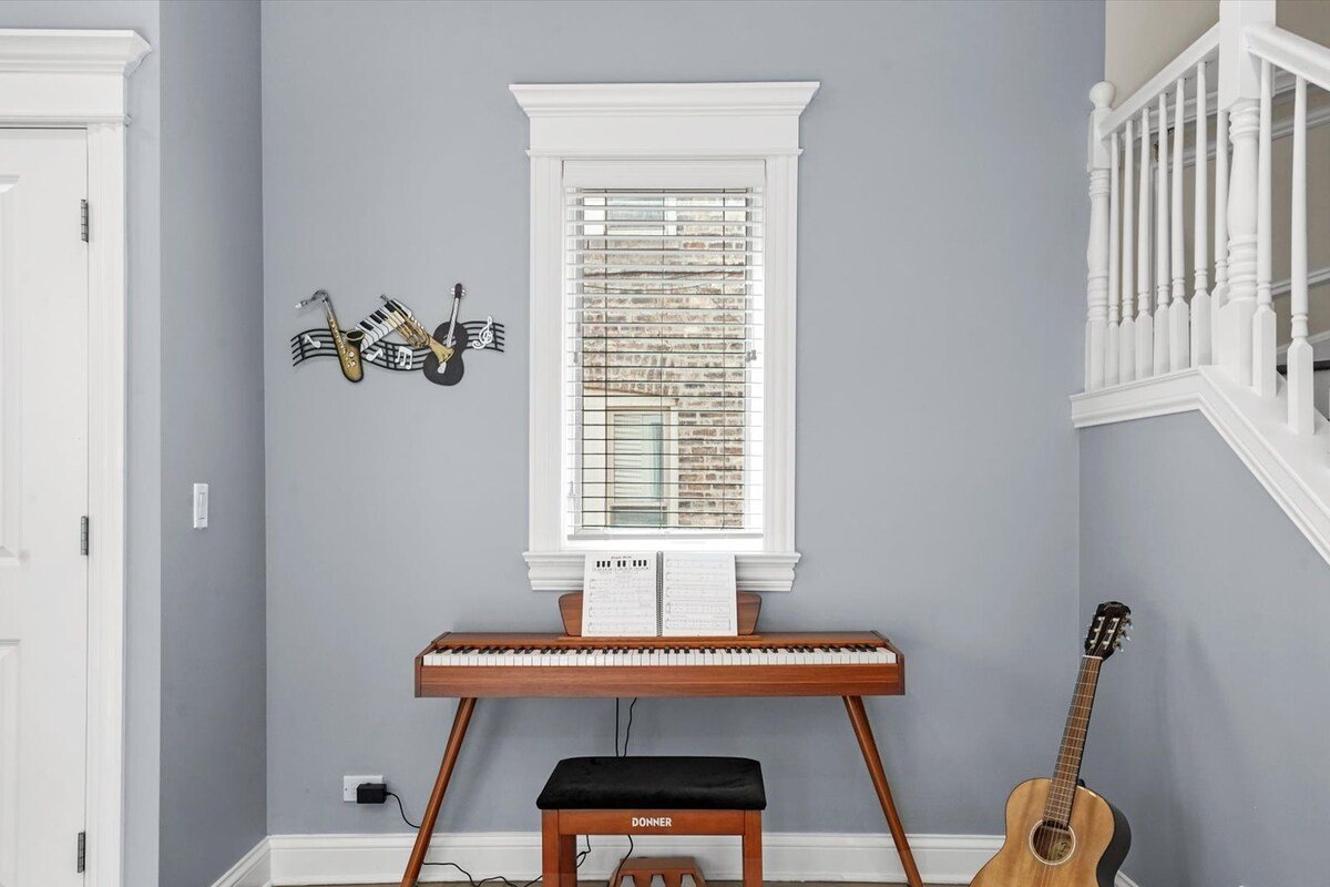 Entire house w/ free parking, close to Wrigley! gallery image 3