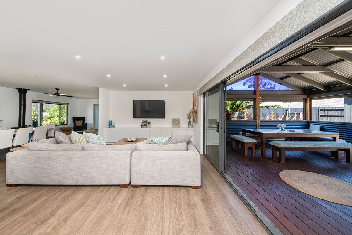 Waterfall Gully Retreat with Gas heated Pool gallery image 5