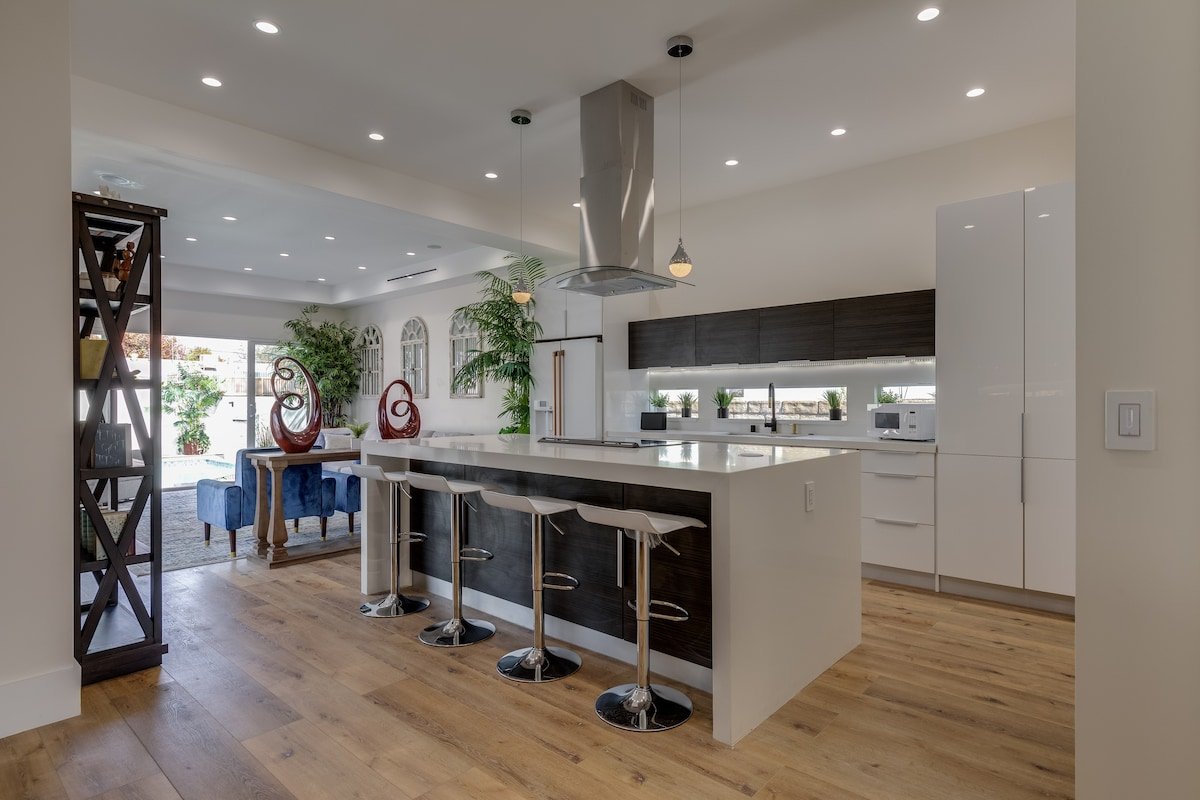 Los Angeles villa with a pool gallery image 5