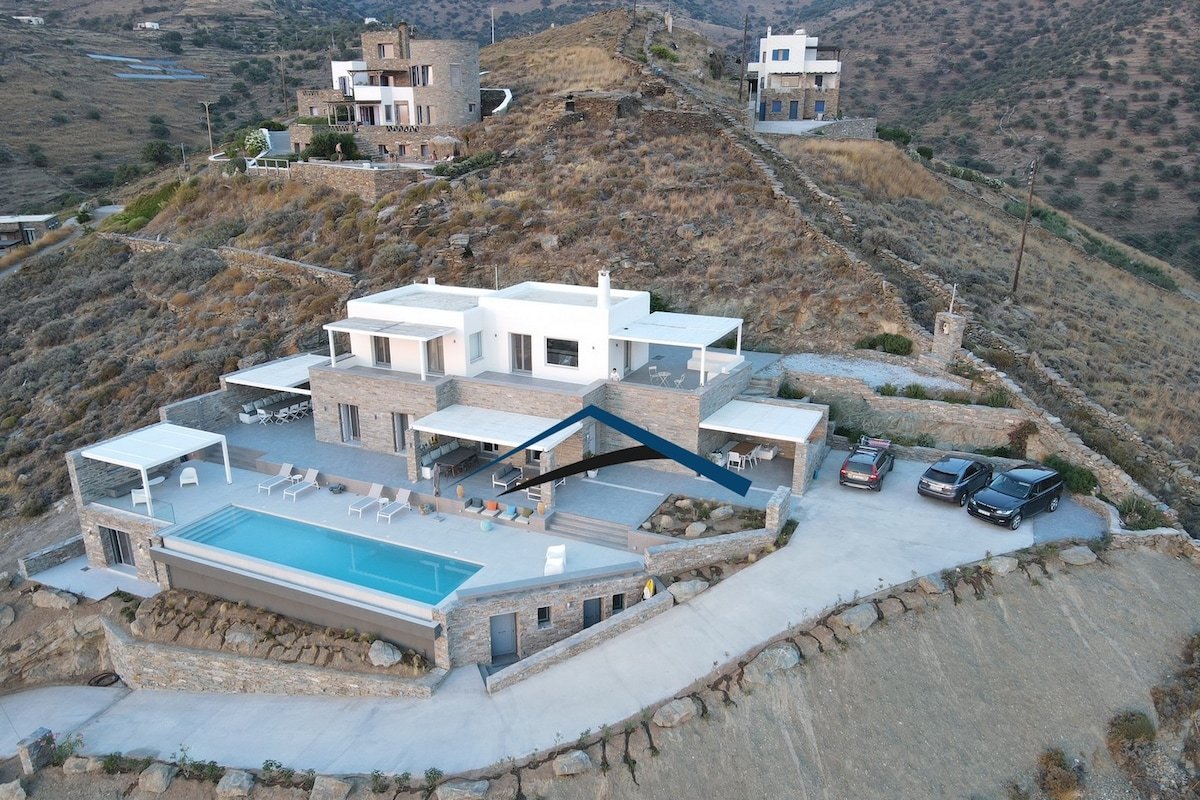 Luxurious villa with a large pool and sea view gallery image 3