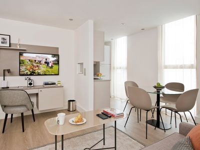 Luxury Two Bed Apartment with Private Terrace